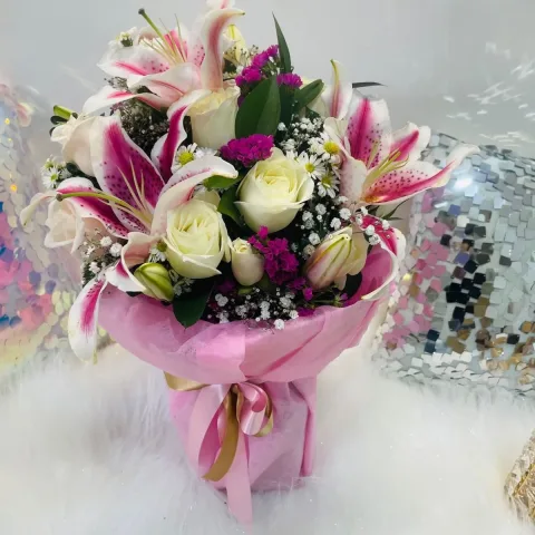 Ramo de Rosas blancas y lilium