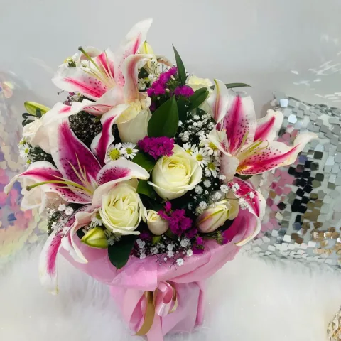 Ramo de Rosas blancas y lilium