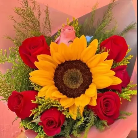 Ramo de Rosas Rojas y Girasol