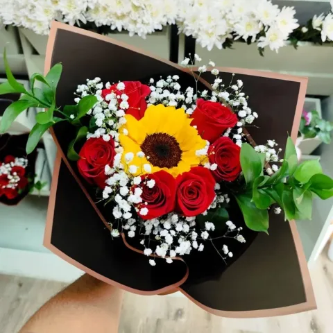 Ramo de Rosas Rojas y Girasol