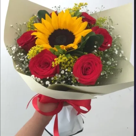 Ramo de Rosas Rojas y Girasol