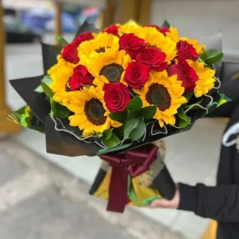 Ramo de Rosas blancas o rojas y girasoles