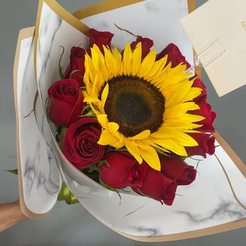 Ramo de Rosas rojas y girasol